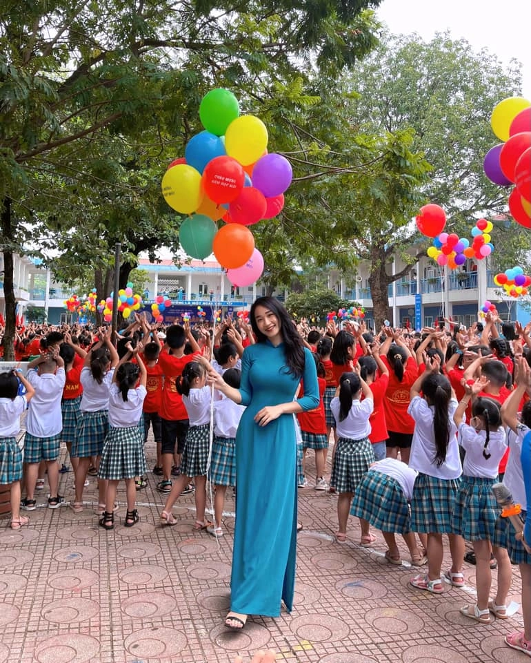 Cô giáo tiểu học xinh nhất hà nội khiến phụ huynh ồ ạt hỏi tên trường cho con theo học - 2
