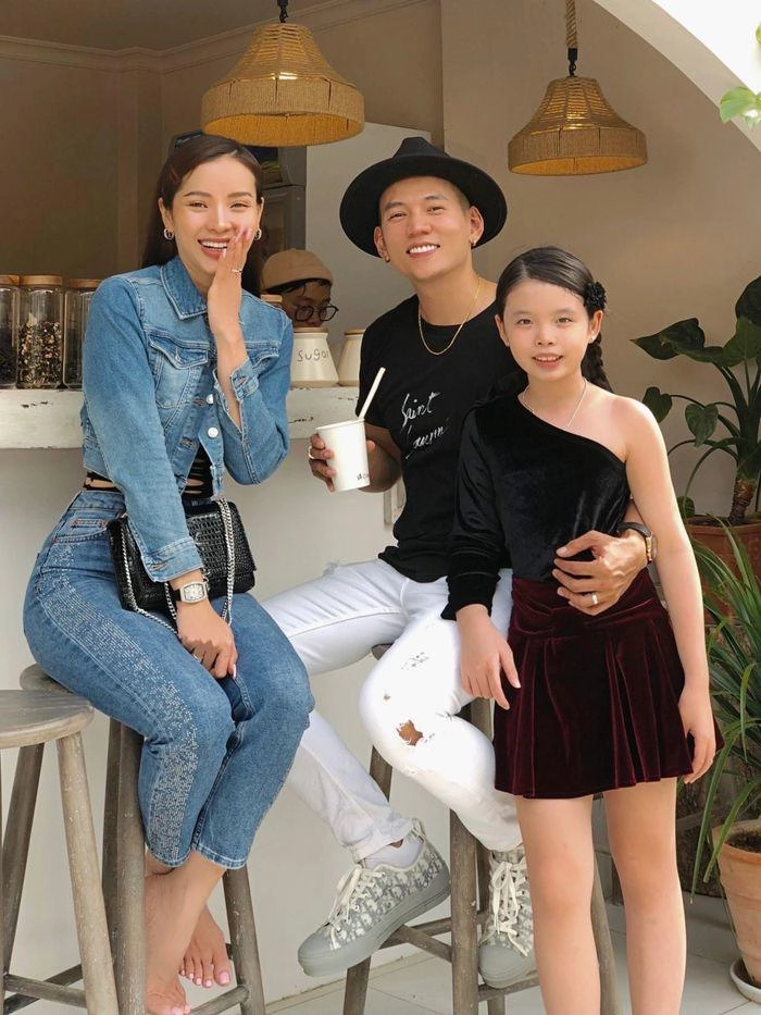 Có mẹ và bố dượng chăm chút con gái phương trinh jolie sành điệu hàng hiệu mặc đẹp không đợi tuổi - 1