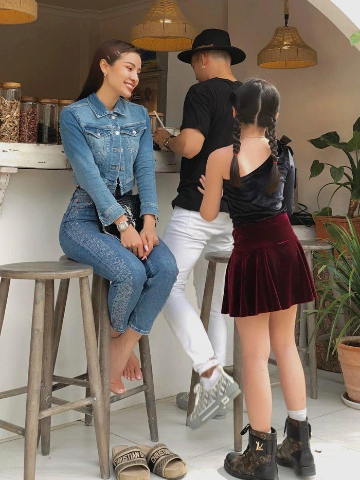 Có mẹ và bố dượng chăm chút con gái phương trinh jolie sành điệu hàng hiệu mặc đẹp không đợi tuổi - 3