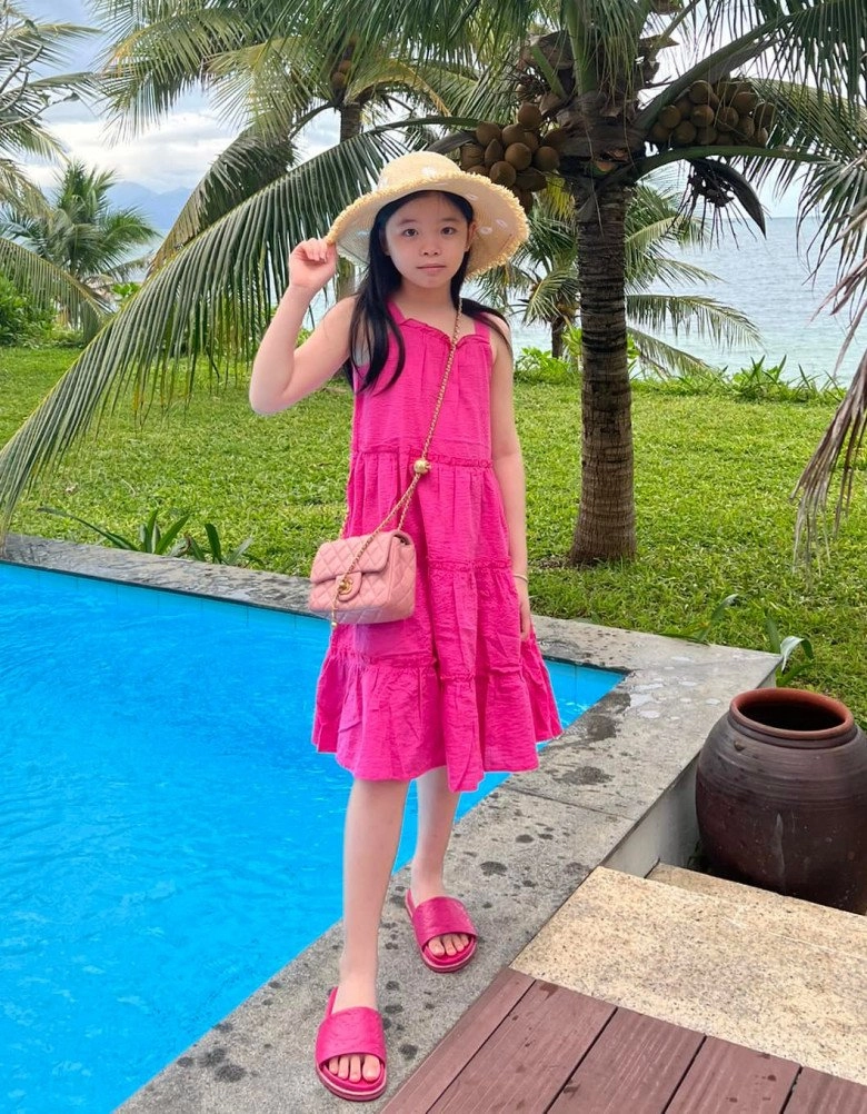 Có mẹ và bố dượng chăm chút con gái phương trinh jolie sành điệu hàng hiệu mặc đẹp không đợi tuổi - 8