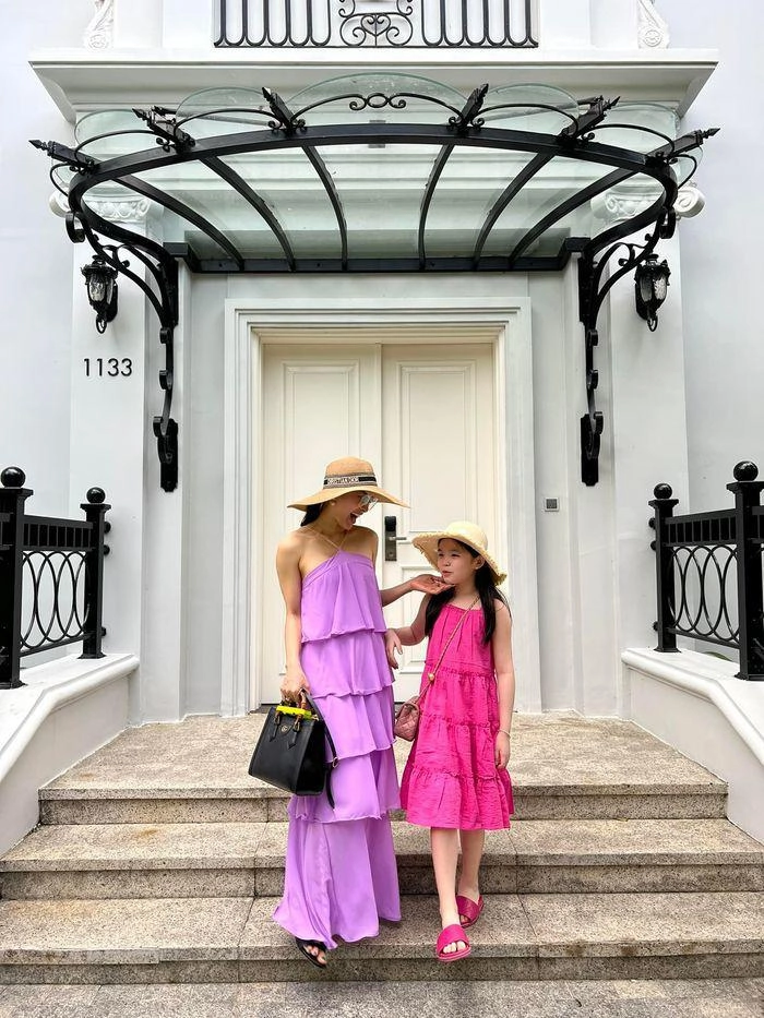 Có mẹ và bố dượng chăm chút con gái phương trinh jolie sành điệu hàng hiệu mặc đẹp không đợi tuổi - 11