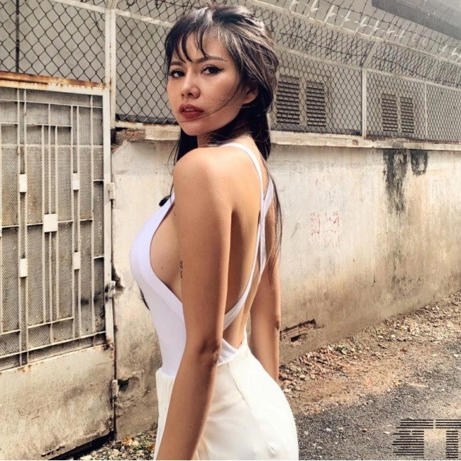 Cô nàng 30 mê xê dịch quanh năm rong ruổi trên xe nhưng vẫn đốt mắt với body rực lửa - 2