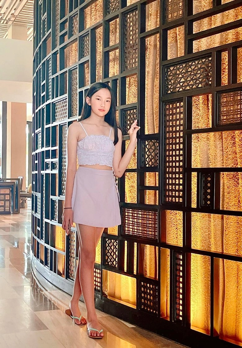 Có ông là tỷ phú cháu gái 14 tuổi về quê diện bình dân được khen hoa hậu tương lai - 1