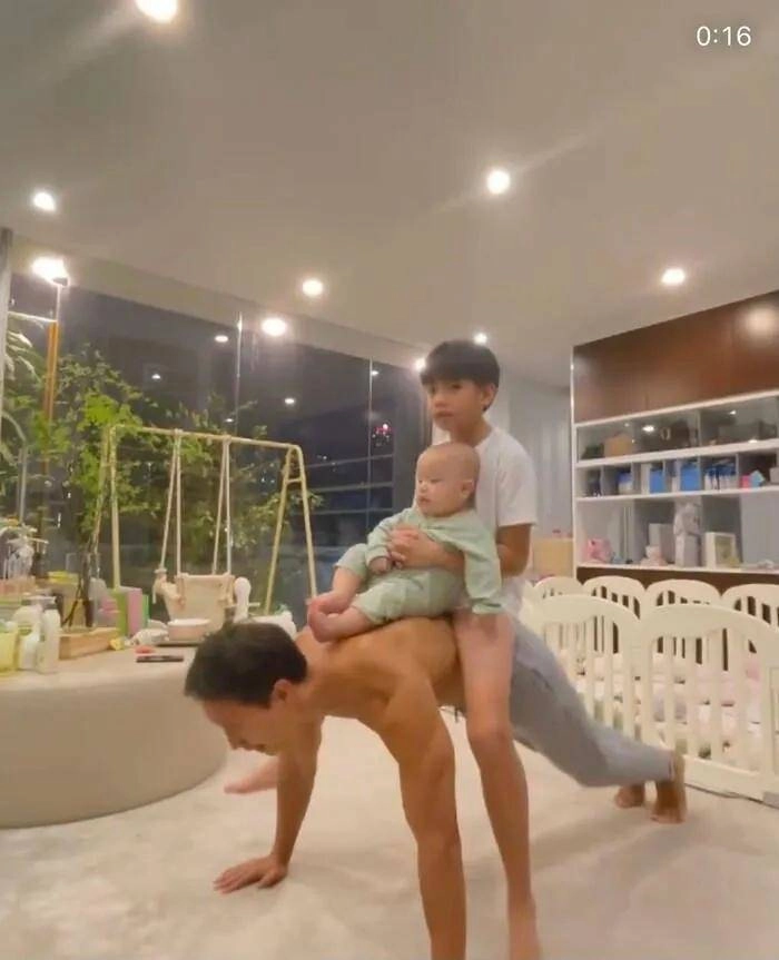 Cởi trần chăm con kim lý bất ngờ bị lisa gặm ti hồ ngọc hà cười như được mùa - 13