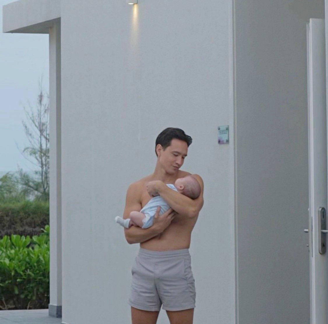 Cởi trần chăm con kim lý bất ngờ bị lisa gặm ti hồ ngọc hà cười như được mùa - 16