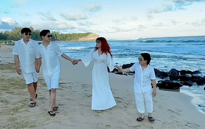 Con 18 tuổi cao hơn mẹ vợ cũ bằng kiều vẫn tự tay chăm chút tỉ mỉ khi đi bơi - 8