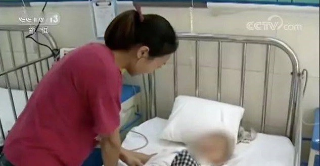 Con 2 tuổi cắn vỡ nhiệt kế thủy ngân mẹ đổ vội nước này vào miệng cứu sống bé - 1