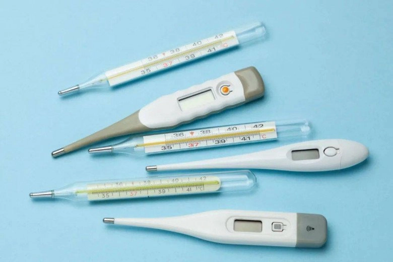 Con 2 tuổi cắn vỡ nhiệt kế thủy ngân mẹ đổ vội nước này vào miệng cứu sống bé - 2