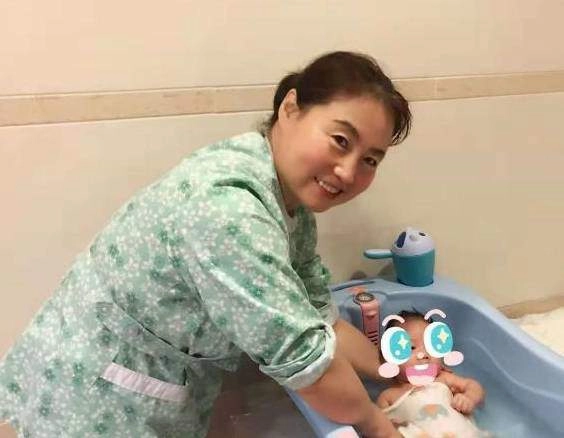 Con 2 tuổi chưa biết đi bố mẹ đưa đến bệnh viện bác sĩ yêu cầu gọi cảnh sát - 1