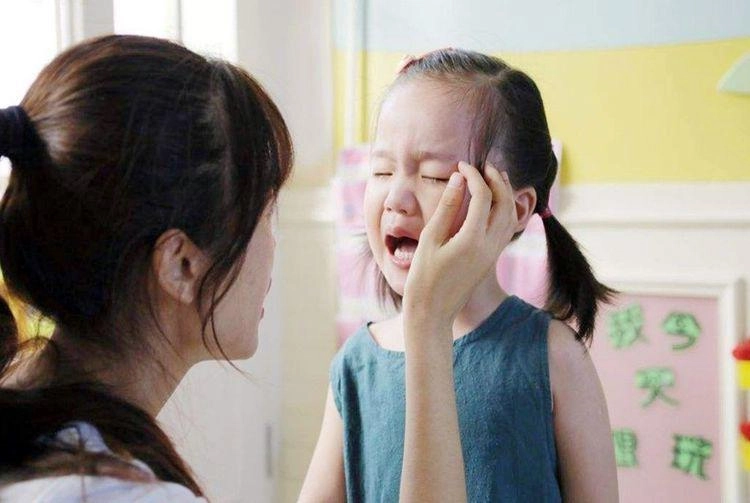 Con bị rách váy mẹ đòi đền 13 triệu đồng cô giáo sau đừng cho con mặc váy đi học - 1