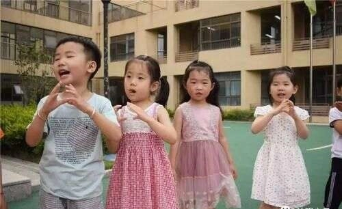 Con bị rách váy mẹ đòi đền 13 triệu đồng cô giáo sau đừng cho con mặc váy đi học - 3