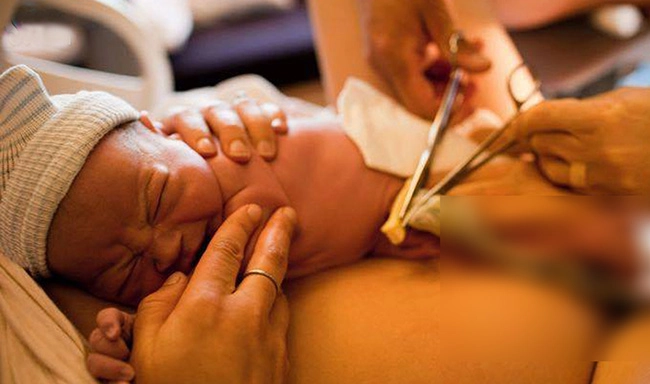 Con chào đời khóc lớn sau cắt dây rốn mẹ lo lắng bác sĩ vỗ tay chúc mừng - 1