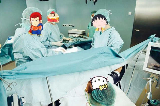 Con chào đời khóc lớn sau cắt dây rốn mẹ lo lắng bác sĩ vỗ tay chúc mừng - 2