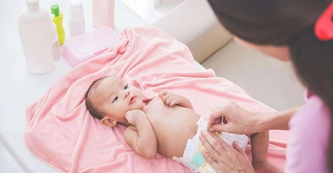 Con chào đời khóc lớn sau cắt dây rốn mẹ lo lắng bác sĩ vỗ tay chúc mừng - 3
