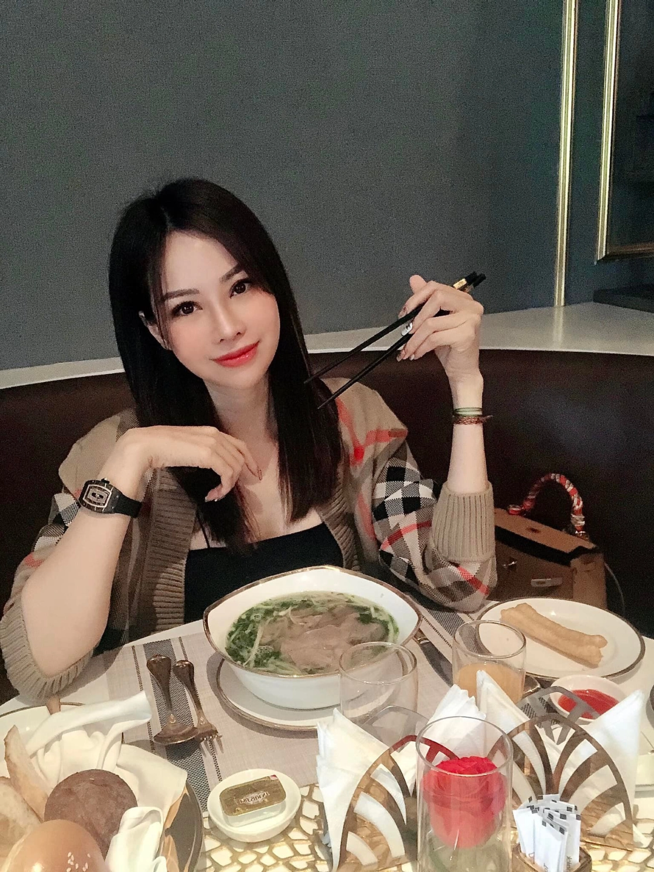 Con dâu tỷ phú hoàng kiều bị lấy đồng hồ giá chục tỷ đồng sở hữu núi hàng hiệu còn đắt đỏ hơn - 11