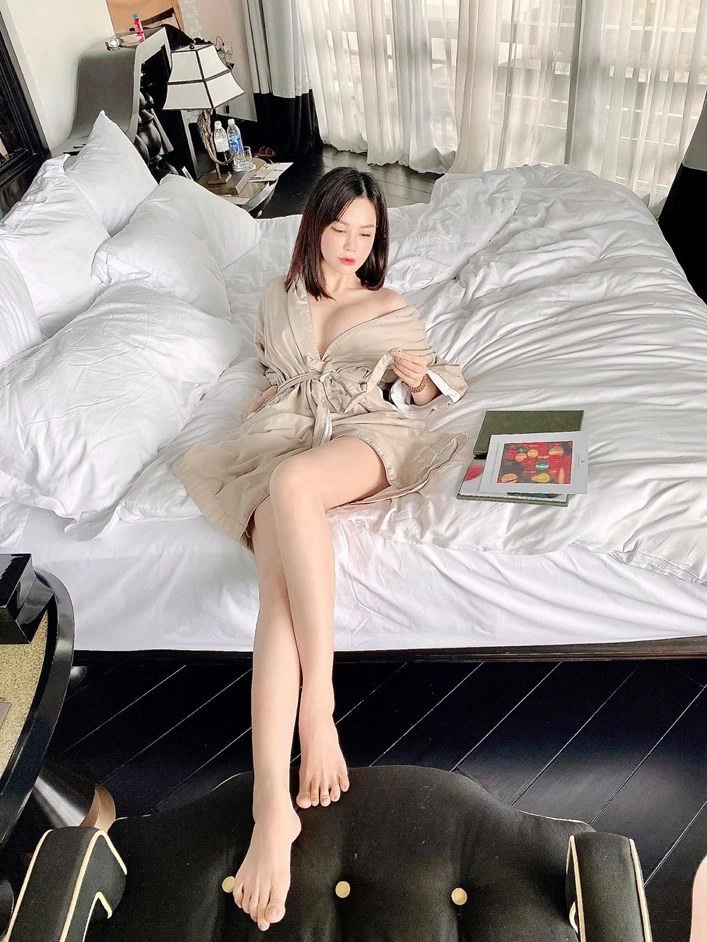 Con dâu tỷ phú hoàng kiều gây thương nhớ với những màn thả dáng ngọc trên giường - 4