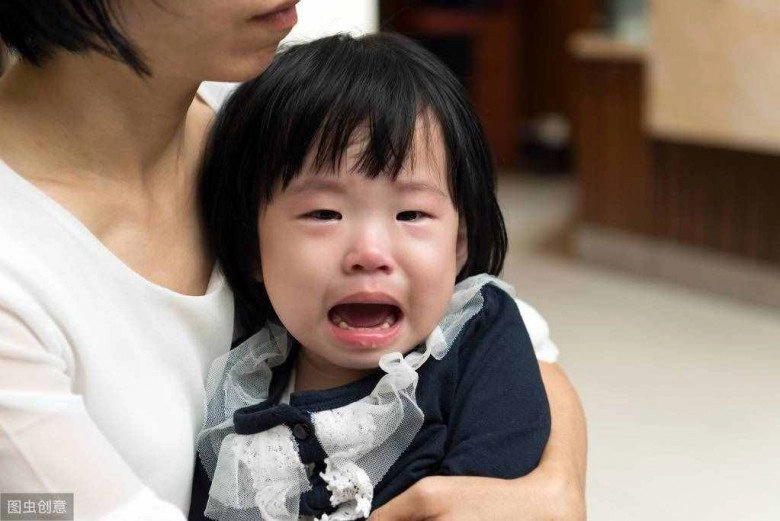 Con đi học về quần ướt sũng mẹ mắng cô giáo tới tấp nhưng xấu hổ khi nghe lý do - 1