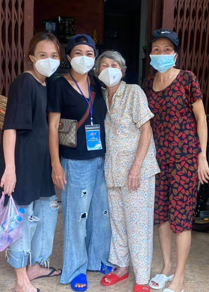 Con gái 11 năm giấu kín của phương thanh mặc quần rách đi chân đất vác gạo làm từ thiện - 2