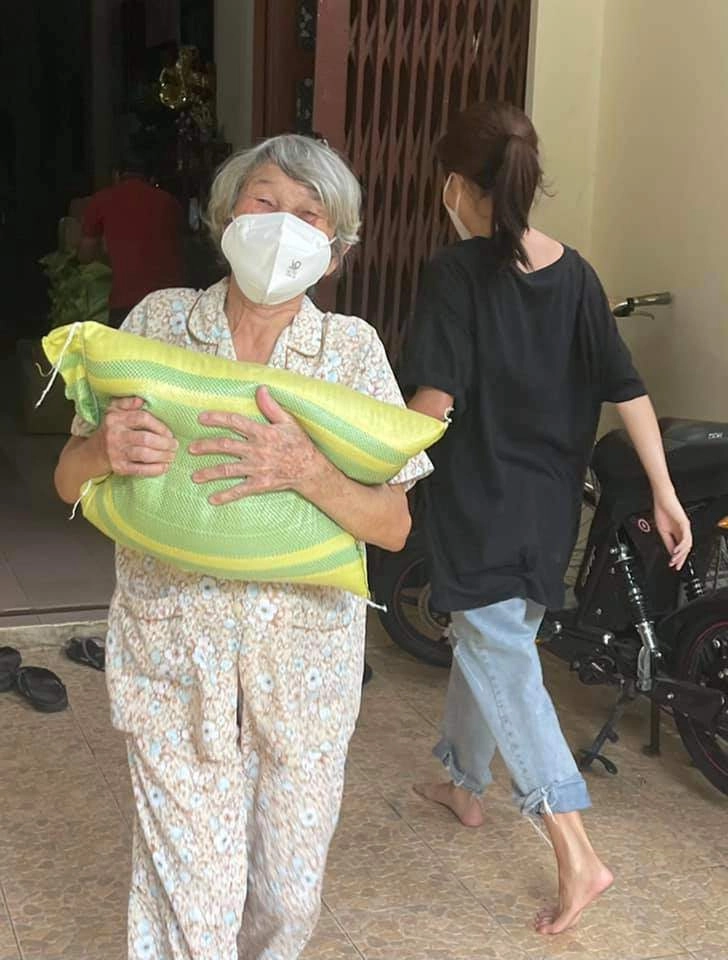 Con gái 11 năm giấu kín của phương thanh mặc quần rách đi chân đất vác gạo làm từ thiện - 6