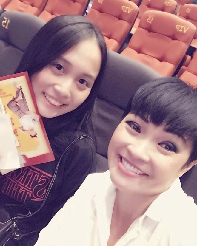 Con gái 11 năm giấu kín của phương thanh mặc quần rách đi chân đất vác gạo làm từ thiện - 7