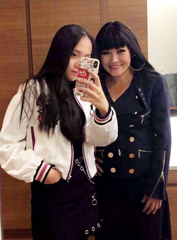 Con gái 11 năm giấu kín của phương thanh mặc quần rách đi chân đất vác gạo làm từ thiện - 8