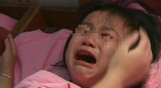 Con gái 5 tuổi khóc giữa đêm mẹ vạch áo kiểm tra phát hiện sự thật đau đớn - 1