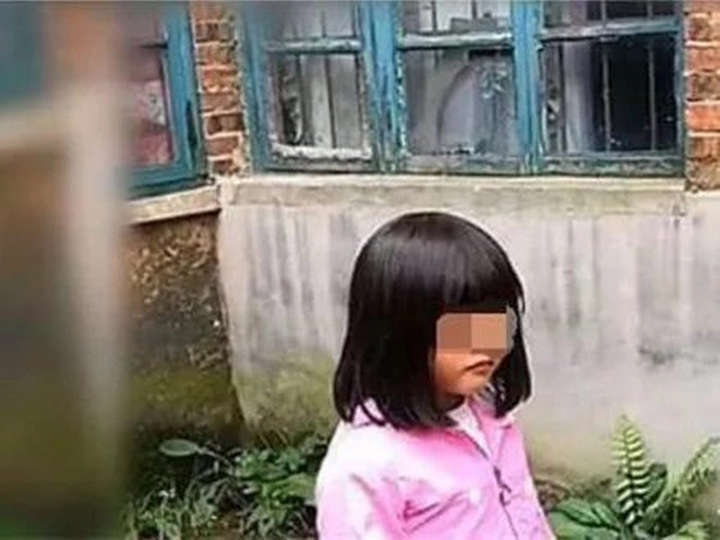 Con gái 5 tuổi ôm áomẹ đã mất ra sau nhà bố bí mật theo dõi thìbật khóc - 1