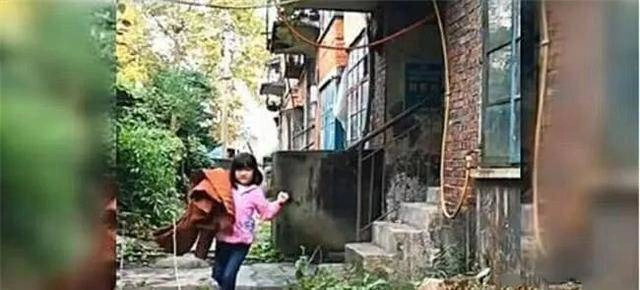 Con gái 5 tuổi ôm áomẹ đã mất ra sau nhà bố bí mật theo dõi thìbật khóc - 2