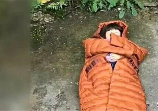 Con gái 5 tuổi ôm áomẹ đã mất ra sau nhà bố bí mật theo dõi thìbật khóc - 4