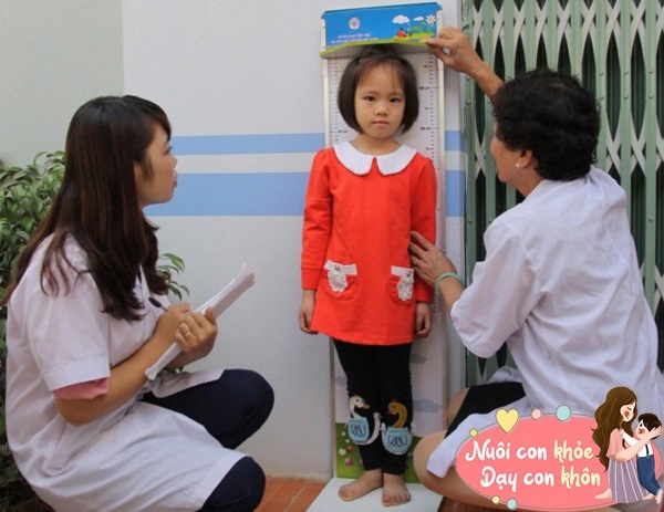 Con gái 7 tuổi sớm phát triển ngực mẹ bàng hoàng phát hiện nguyên nhân từ thói quen này - 4