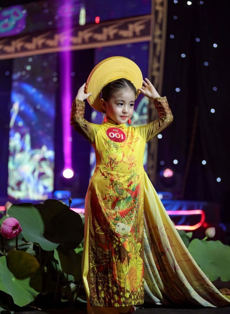 Con gái bà mẹ đơn thân bán ốc ở nha trang đoạt miss gương mặt đẹp giờ chạy show lên đồ sành điệu - 2