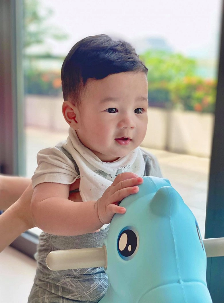 Con gái bám chặt chồng đại gia đặng thu thảo đăng một tấm hình chuẩn gia đình kiểu mẫu - 5