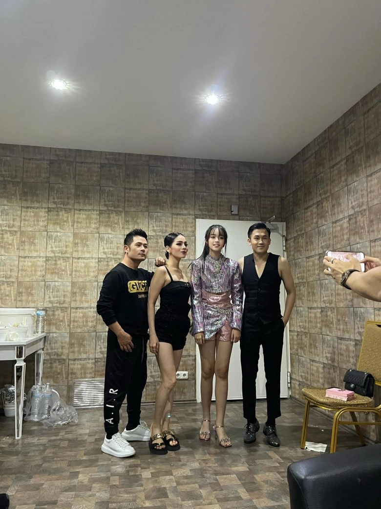 Con gái bằng kiều lần đầu khoe hình chụp cùng chị gái ở trời tây gia đình có gen tuyệt đỉnh - 3