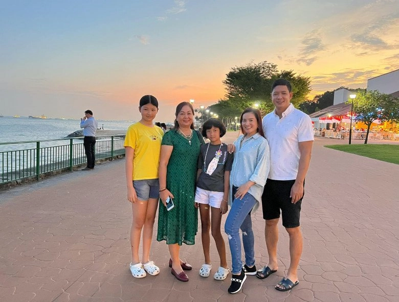 Con gái bình minh du lịch singapore ăn diện giản dị nhưng vẫn nổi bật với chiều caogần bằng bố 1m84 - 1