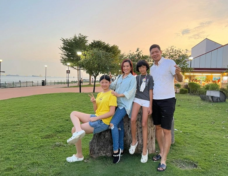 Con gái bình minh du lịch singapore ăn diện giản dị nhưng vẫn nổi bật với chiều caogần bằng bố 1m84 - 2