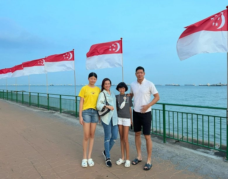 Con gái bình minh du lịch singapore ăn diện giản dị nhưng vẫn nổi bật với chiều caogần bằng bố 1m84 - 4