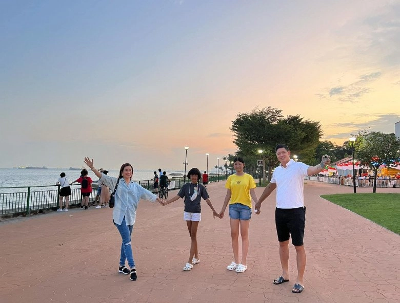 Con gái bình minh du lịch singapore ăn diện giản dị nhưng vẫn nổi bật với chiều caogần bằng bố 1m84 - 5