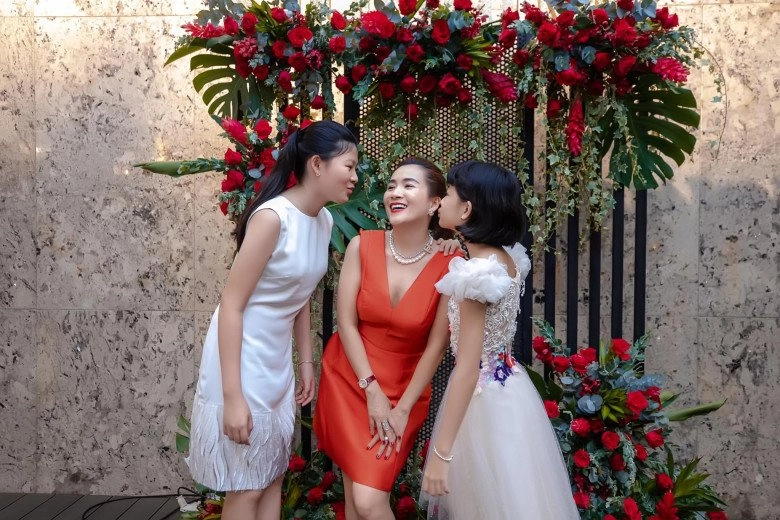 Con gái bình minh du lịch singapore ăn diện giản dị nhưng vẫn nổi bật với chiều caogần bằng bố 1m84 - 6