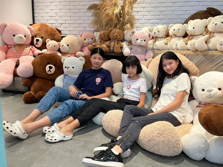 Con gái bình minh du lịch singapore ăn diện giản dị nhưng vẫn nổi bật với chiều caogần bằng bố 1m84 - 7
