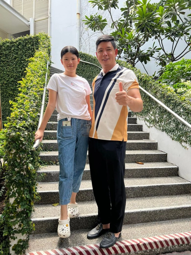 Con gái bình minh du lịch singapore ăn diện giản dị nhưng vẫn nổi bật với chiều caogần bằng bố 1m84 - 10