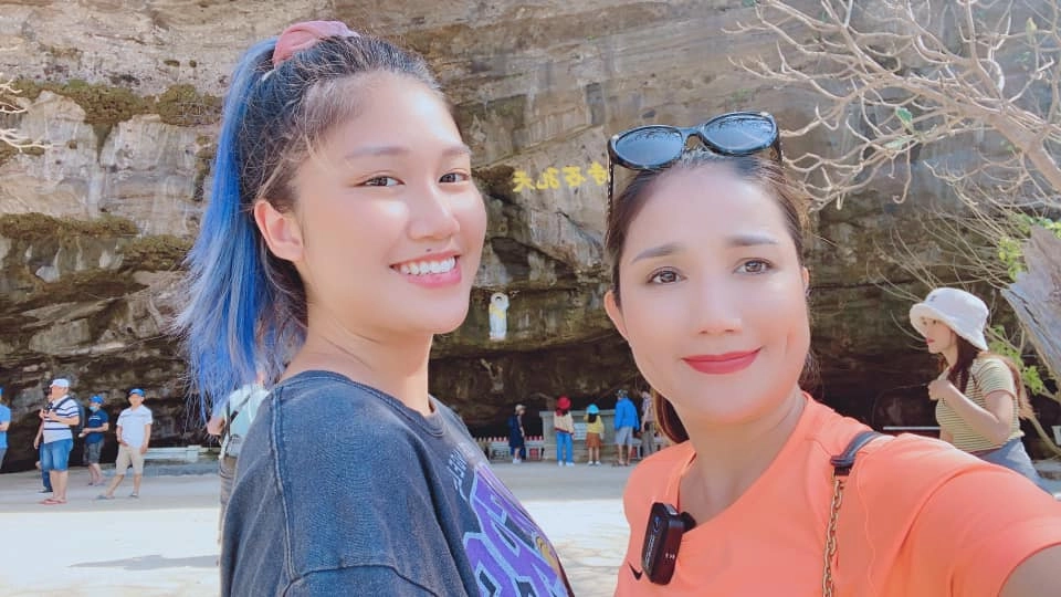 Con gái cát tường từng bị hoài nghi giới tính được mẹ giấu kín nay lột xác gợi cảm - 1