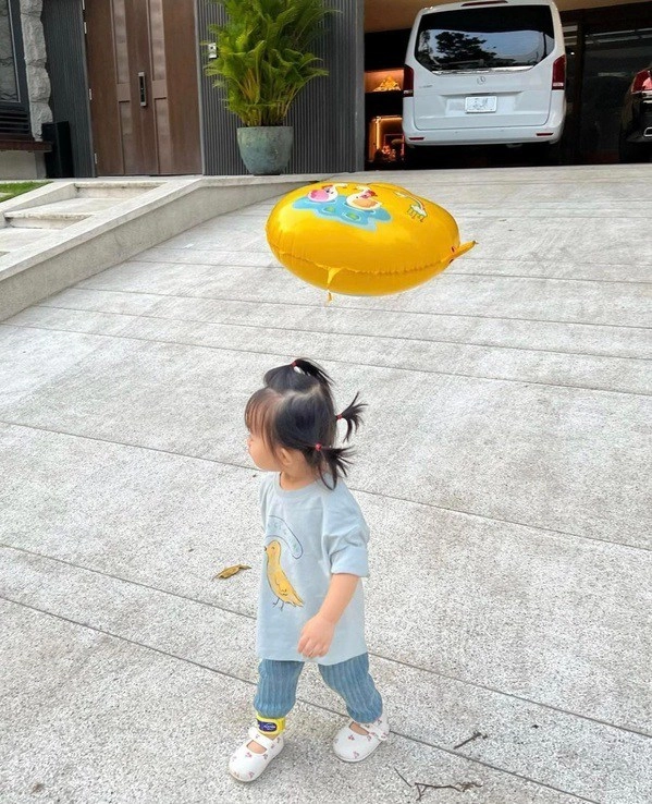 Con gái cưng của cường đôla càng lớn càng xinh mẹ đàm thu trang chăm làm đẹp suốt ngày - 11