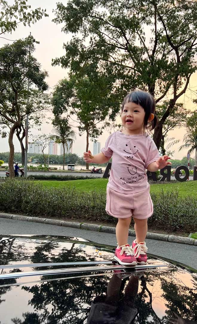 Con gái cường đôla đàm thu trang càng lớn càng giống bố xinh và điệu hơn cả mẹ - 1