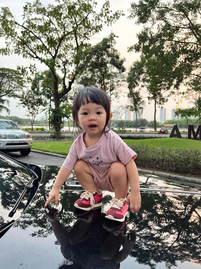 Con gái cường đôla đàm thu trang càng lớn càng giống bố xinh và điệu hơn cả mẹ - 2