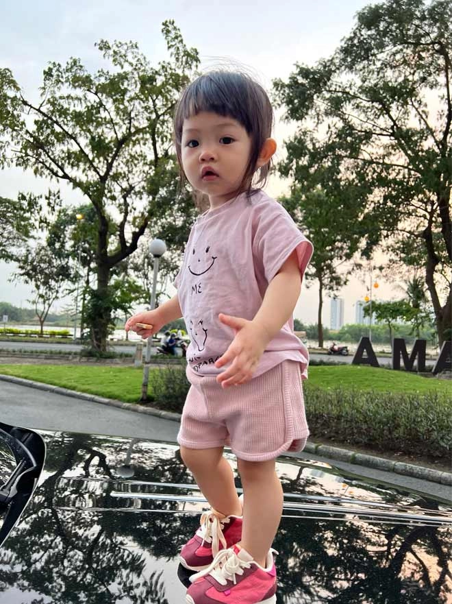 Con gái cường đôla đàm thu trang càng lớn càng giống bố xinh và điệu hơn cả mẹ - 3