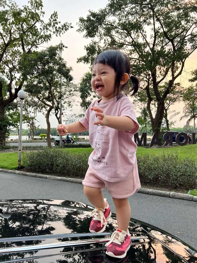 Con gái cường đôla đàm thu trang càng lớn càng giống bố xinh và điệu hơn cả mẹ - 4