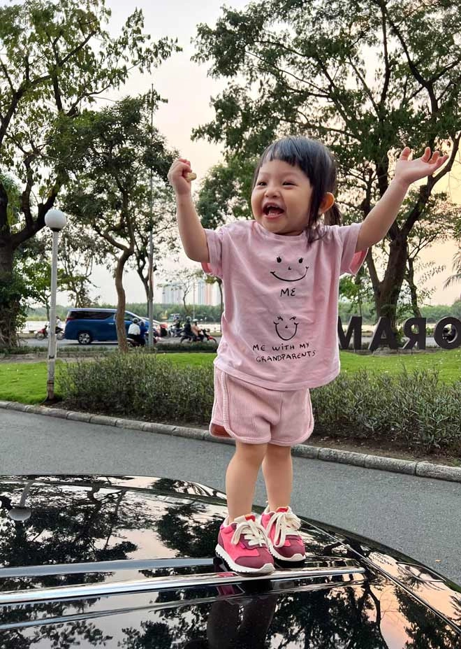 Con gái cường đôla đàm thu trang càng lớn càng giống bố xinh và điệu hơn cả mẹ - 5