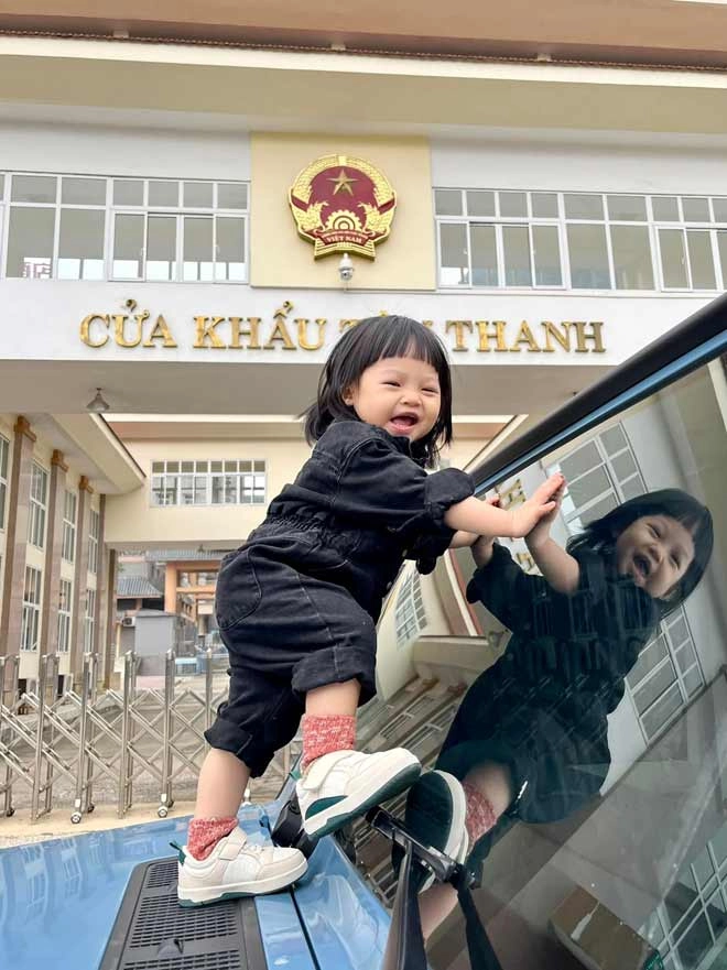 Con gái cường đôla đàm thu trang càng lớn càng giống bố xinh và điệu hơn cả mẹ - 8