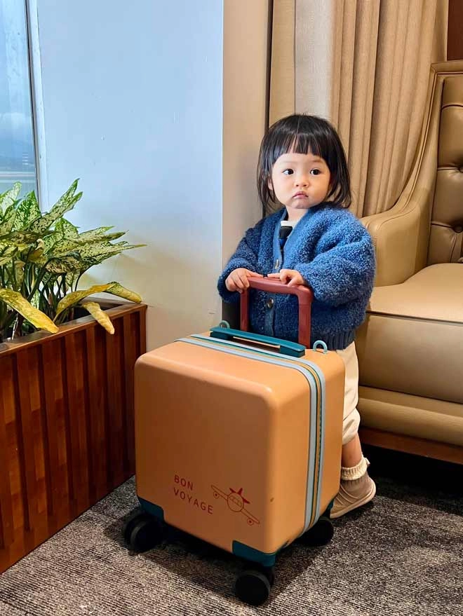 Con gái cường đôla đàm thu trang càng lớn càng giống bố xinh và điệu hơn cả mẹ - 9