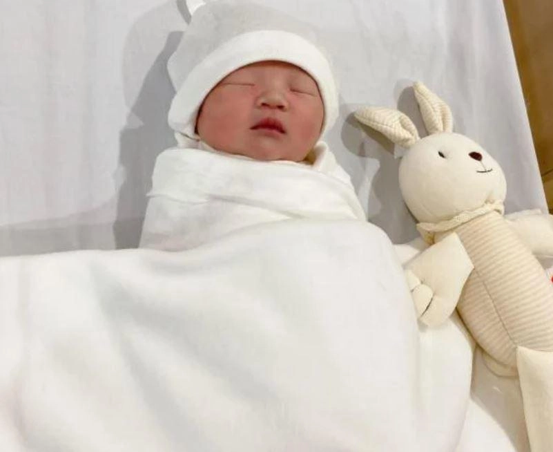 Con gái cường đôla- đàm thu trang càng lớn càng xinh như thiên thần đẹp nhất ở đôi mắt - 6